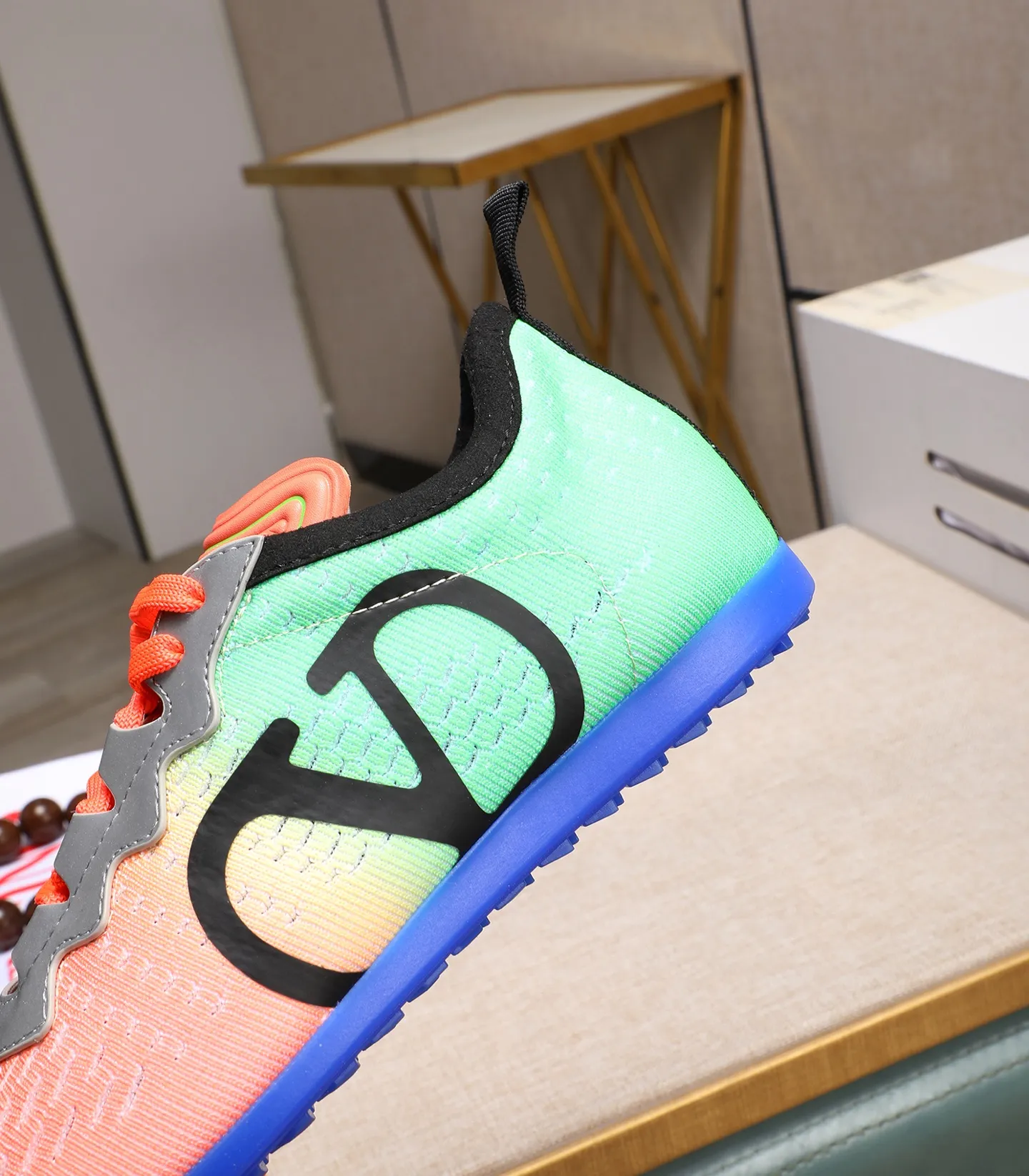 Men's Men's Shoes 💰620 VALENTINO 🌹🌹🌹2025 Valentino's latest spring sneakers! The counter 🔥 recommends RUNBOOT, which is lightweight and comfortable. It has a multi-functional design that integrates blue sneakers, running shoes, and fashionable sneakers to create a cool on-foot effect. ♥️♥️Fashionable sneakers that are sought after by many popular celebrities and fashion influencers♥️♥️. 👉All-round original 1:1 high-end production 👉Fabrics: Two options: delicate, soft and comfortable eyelet lambskin and high-end technical fabrics 👍Super soft suede special lining inside 👍Outsole wear-resistant TPU material 👍Full set of original counter packaging